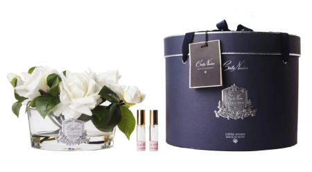 Аромабукет белых роз в овальной прозрачной вазе Cote Noire