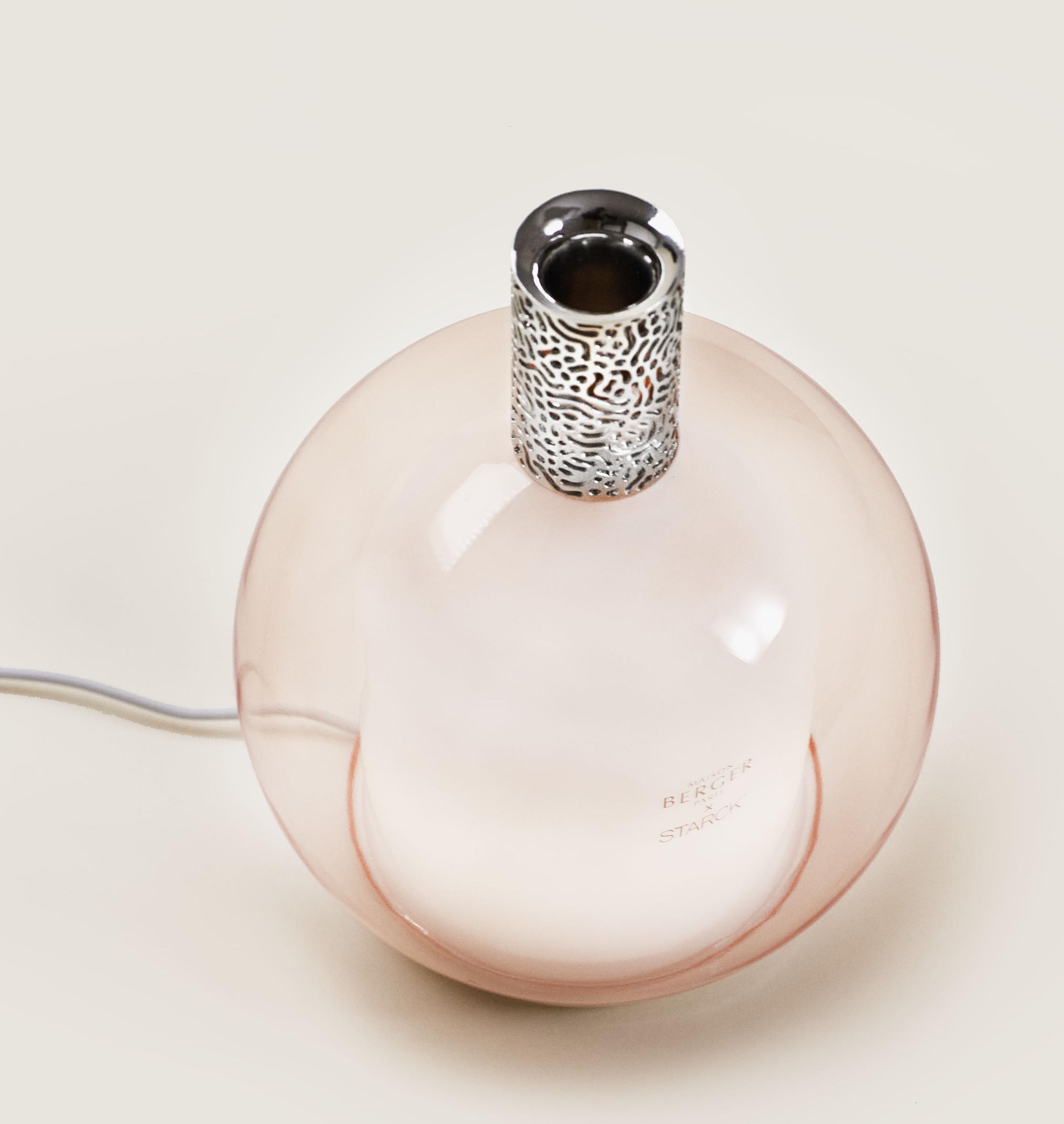 Аромалампа by Starck розовая с ароматом Peau de Soie 475мл Maison Berger