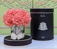 Большой букет коралловых роз в прозрачной вазе Cote Noire