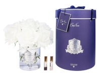 Большой букет белых роз в прозрачной вазе синяя коробка Cote Noire