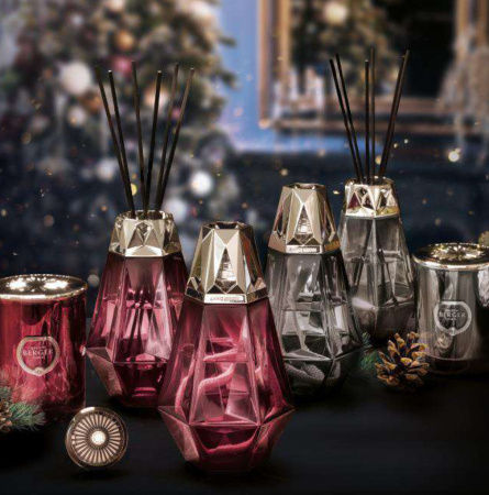 Аромасвеча "Призма" черная с ароматом "Дикие земли"  240гр Maison Berger