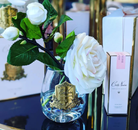 Французская чайная роза с веткой в прозрачной вазе Cote Noire