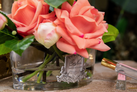 Аромабукет коралловых роз в овальной прозрачной вазе Cote Noire