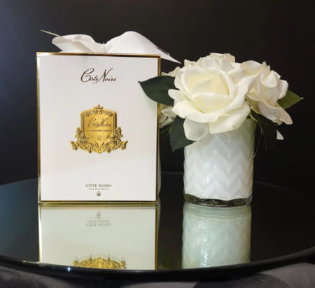 Аромабукет белых роз с листьями в белой вазе "ёлочка" Cote Noire
