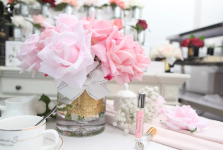 Большой букет розовых роз в прозрачной вазе с золотом Cote Noire