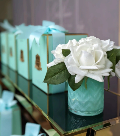 Букет белых роз в бирюзовой вазе "ёлочка" Cote Noire