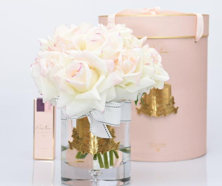 Большой букет бледно-розовых роз в прозрачной вазе Cote Noire