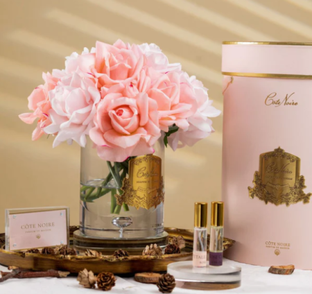 Большой букет розовых роз в прозрачной вазе с золотом Cote Noire