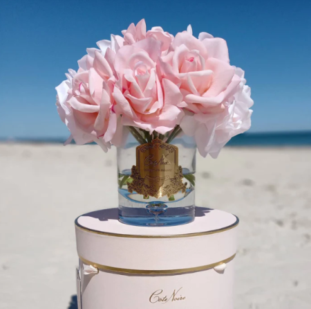 Большой букет розовых роз в прозрачной вазе с золотом Cote Noire