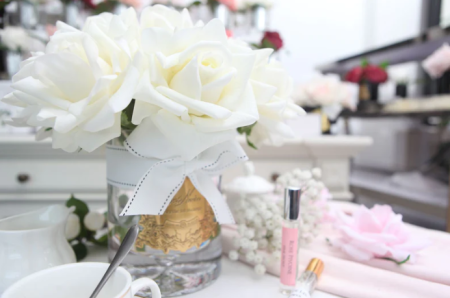 Большой букет белых роз в прозрачной вазе с золотом Cote Noire