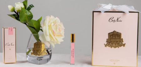 Французская чайная роза с веткой в прозрачной вазе Cote Noire