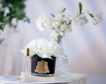 Букет 5 белых роз в темной вазе Cote Noire