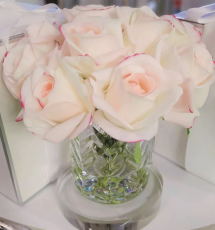 Букет светло-розовых роз в прозрачной вазе "ёлочка" белая коробка Cote Noire