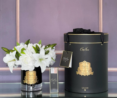 Большой букет "Розы и лилии" белый в темной вазе Cote Noire