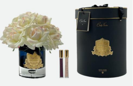 Большой букет бледно-розовых роз в темной вазе Cote Noire