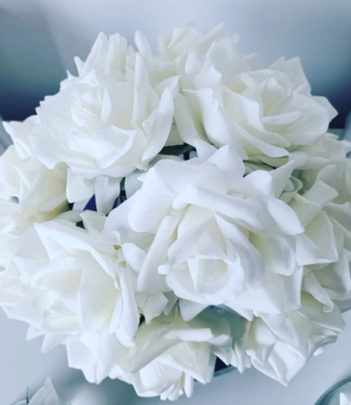 Большой букет белых роз в прозрачной вазе синяя коробка Cote Noire