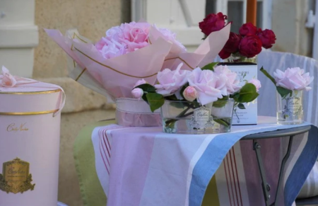 Большой букет розовых роз в прозрачной вазе с золотом Cote Noire