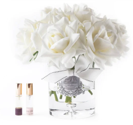 Большой букет белых роз в прозрачной вазе синяя коробка Cote Noire