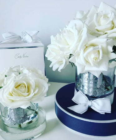 Большой букет белых роз в прозрачной вазе синяя коробка Cote Noire