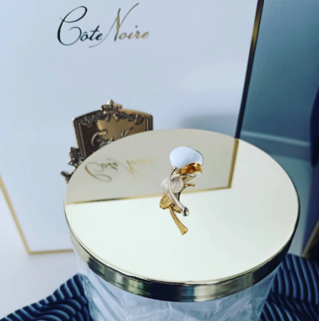 Набор "Цветы лилии" свеча 600гр и платок белый с черным Cote Noire