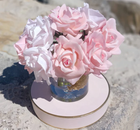 Большой букет розовых роз в прозрачной вазе с золотом Cote Noire